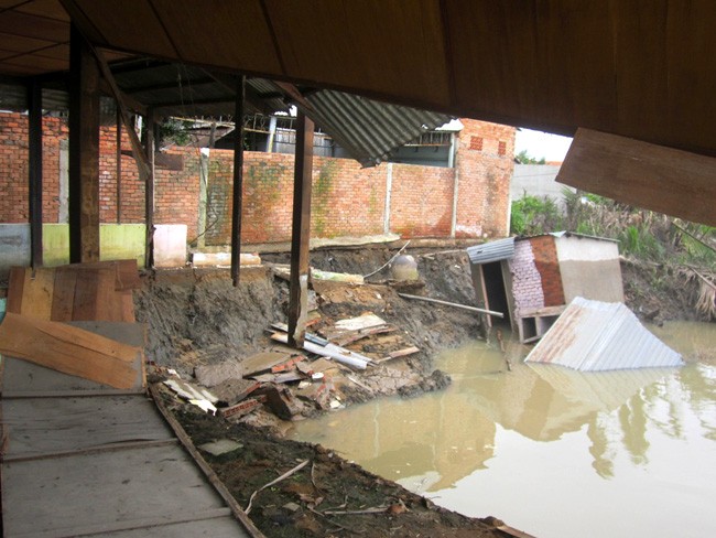 Hai căn nhà với hơn 200m2 đất bị trôi tuột xuống sông